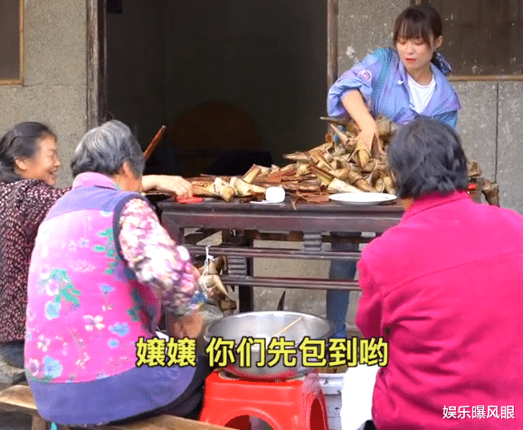 JK厨娘严素包粽子,笋壳带毛包里面被质疑摆拍,网友:啥也不懂