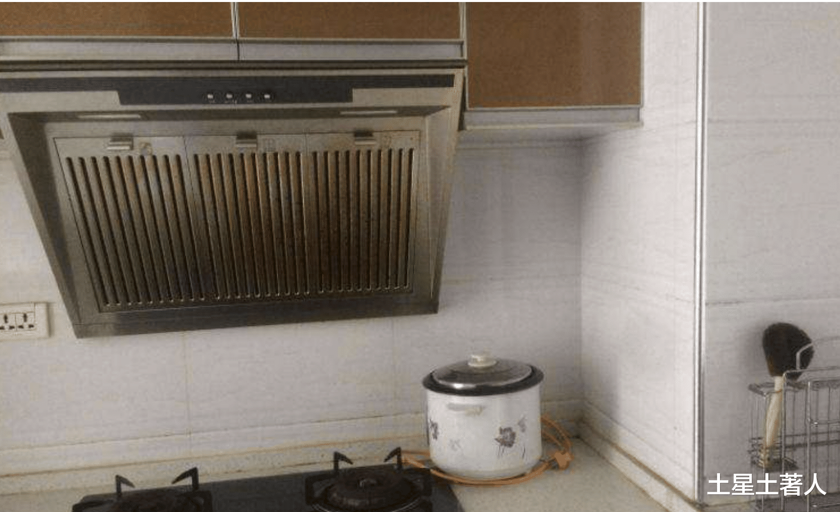 毫无科技含量的抽油烟机和煤气灶,却比冰箱彩电贵得多