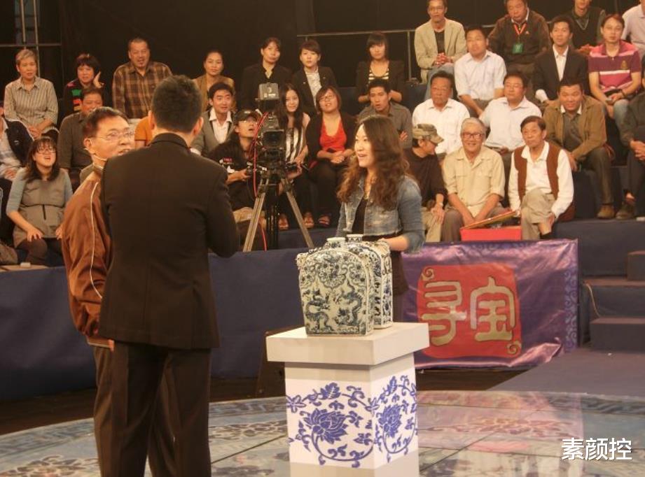 女子带着父亲的骨灰盒去鉴宝,网友:这种盒子,只有林正英敢收