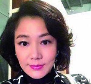 原来她早已去世,抢救11天无力回天,90岁母亲坐轮椅为她送终