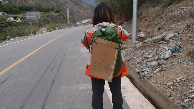 川藏公路|只属于川藏线的“风景”，穷游女孩举牌“RB”，是代表着什么意思