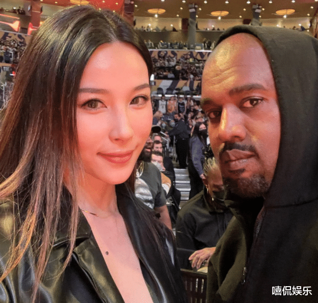 侃爷|华人白富美主动合影侃爷，曾做在詹姆斯旁边，堪称NBA前排风景