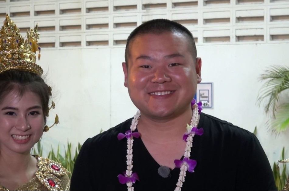 岳云鹏|德云社15周年，岳云鹏一个举动为老郭解围，只有他能穿刺绣大褂？