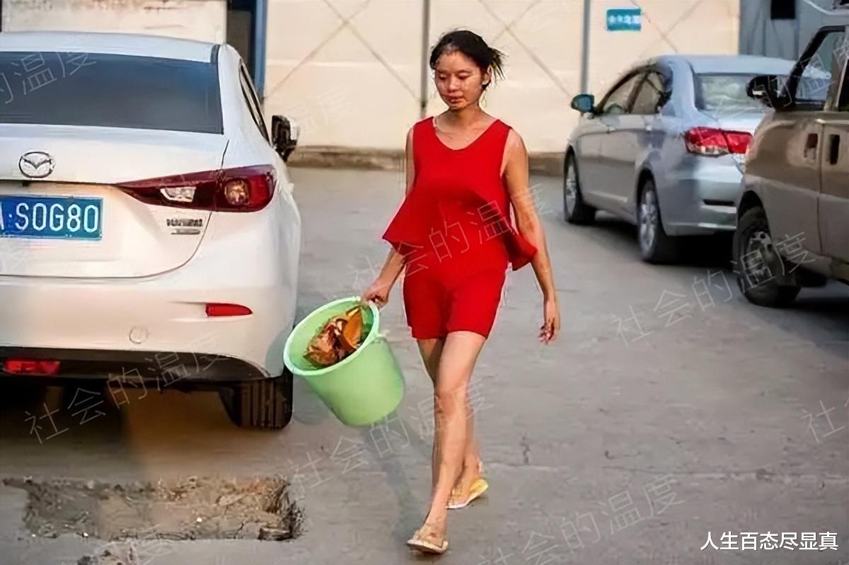 16名女子挤在纸箱中睡觉,用40公分纸皮遮挡隐私,只能躺着换衣服