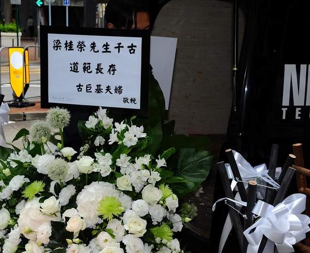 郭富城|经纪人小美父亲设灵,郭富城带妻女及岳母到场拜祭,透露会扶灵