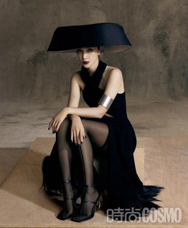 李冰冰|李冰冰登时尚COSMO12月刊,只穿一件白色背心,霸气诠释大花风范