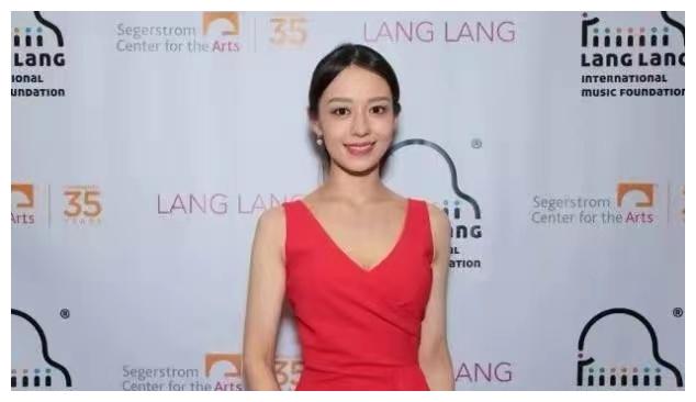 吉娜·爱丽丝|郎朗夫妇国外走红毯!吉娜穿得高调,就是腋下有点黑