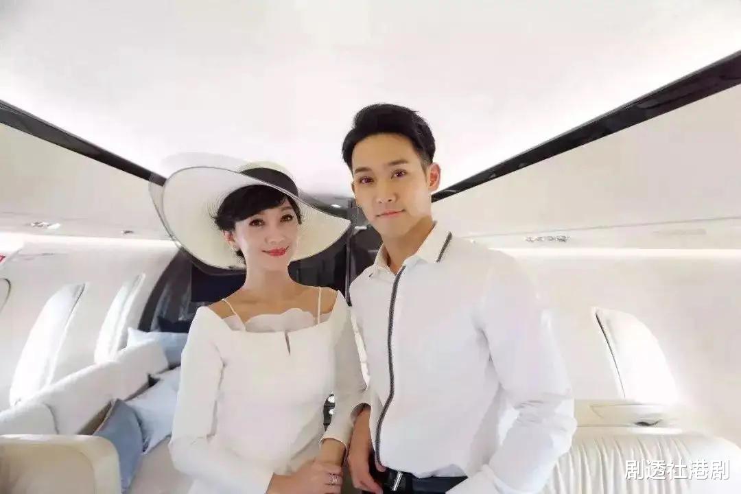 叶童|59岁叶童参加友人聚会!穿豹纹紧身裤素颜现身,真实状态引围观