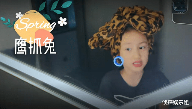 孙莉|孙莉晒8岁女儿，多妹戴豹纹纱巾涂红唇臭美，翻白眼念绕口令萌翻