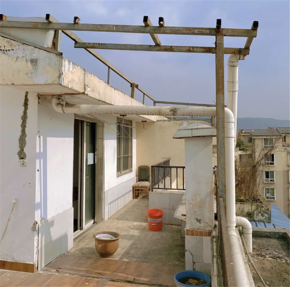 她低价租下楼顶“自建房”,环境虽破旧,却有20㎡露台和3间卧室