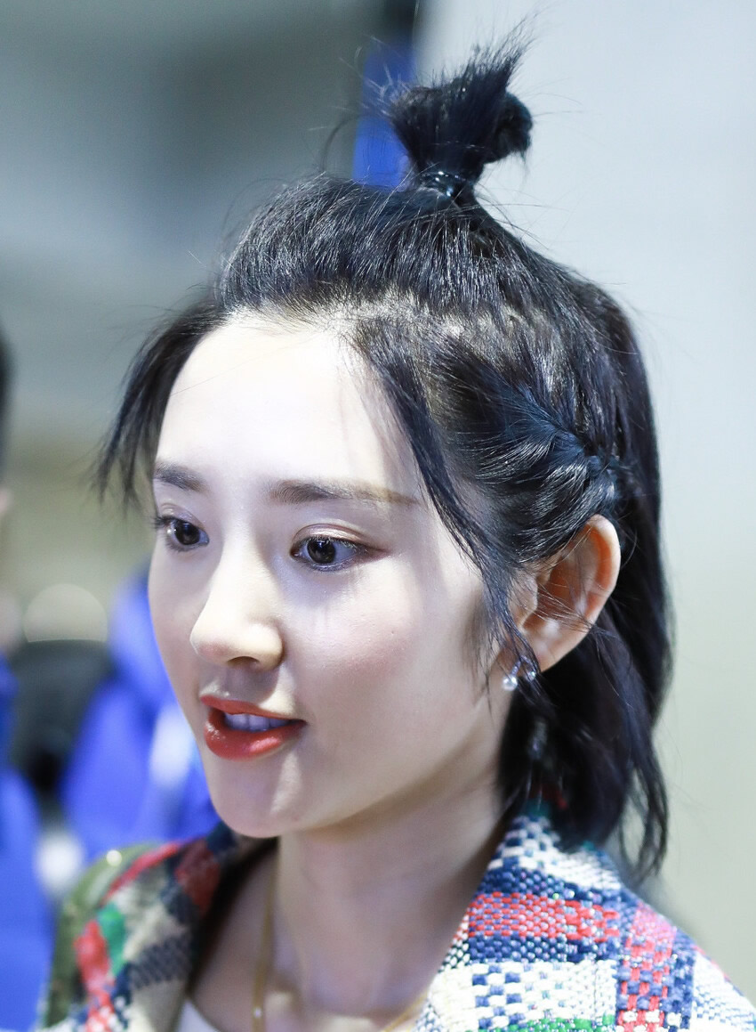 丸子头 如何扎丸子头?先扎个高马尾再把头发盘起来就行,简单又时尚。
