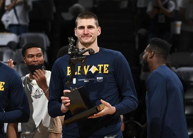 詹姆斯·哈登|战绩倒退却连庄MVP！约基奇的成功，揪出联盟对哈登的偏见