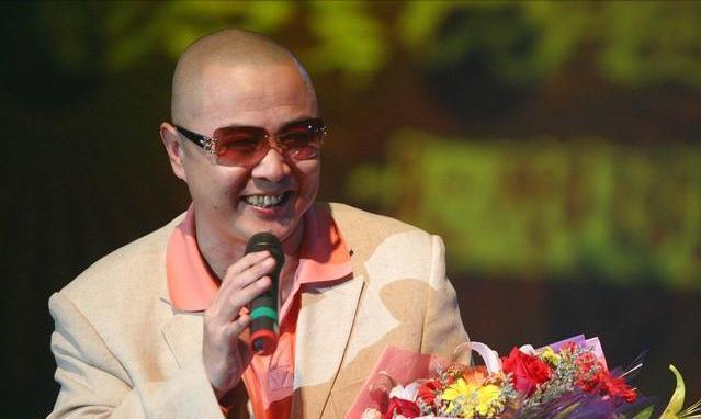 徐少华|“唐僧”徐少华路边卖唱！烈日当空衣服太厚，热到满脸通红