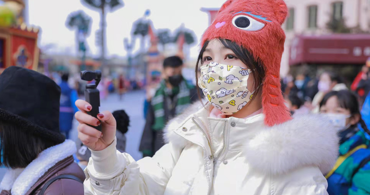 杨紫|杨紫高调晒旅游照！穿白羽绒服戴帽子美成偶像剧女主，可爱感爆棚