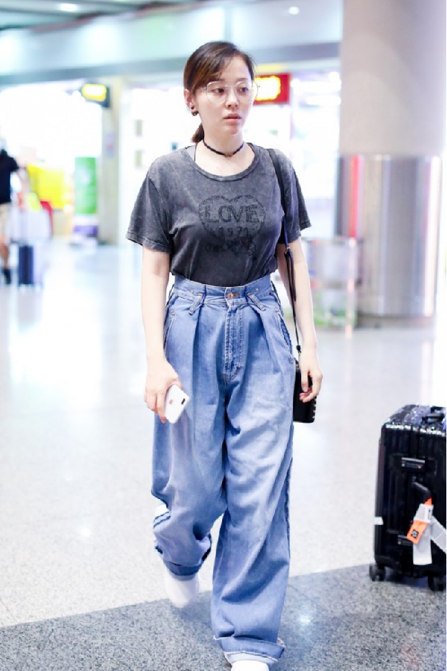穿衣搭配|张靓颖平时出门好真实，穿搭普通不像明星，素颜略显憔悴但不显老