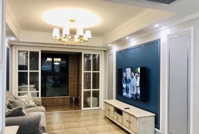 老公坚持在过道打柜子,完工后我懵了,电视墙最抢眼,谁见过!