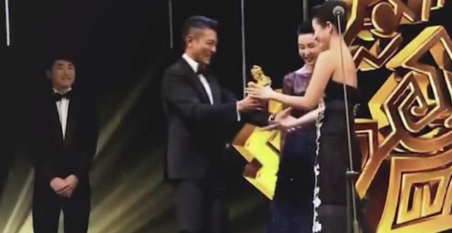 邓超|死对头、前任同台怎么办？张韶涵范玮琪能躲则躲，邓超一脸尬笑