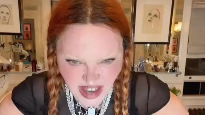 秦岚|64岁麦当娜穿透视衫唱歌，漂白的眉毛吓坏网友，“老太太一团糟”