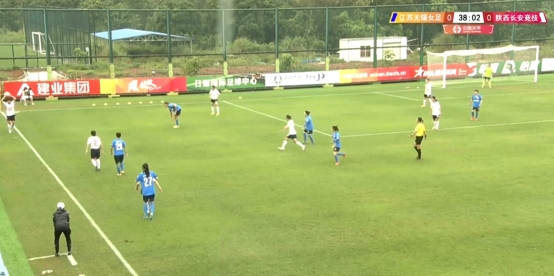 |职业足球联赛不职业,球员受伤竟无担架,被直接公主抱抱下球场!