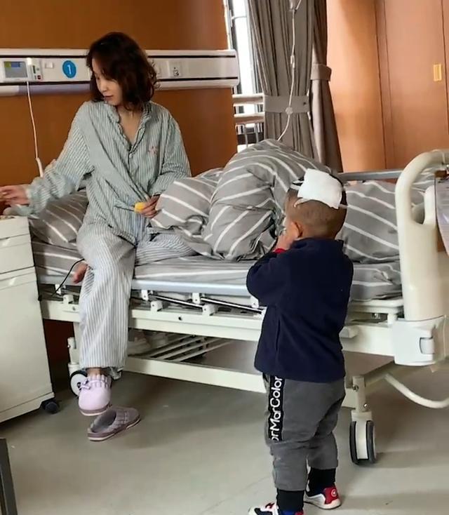 儿子被爸爸带去看住院的妈妈,结果路上摔成这样,网友的反应亮了
