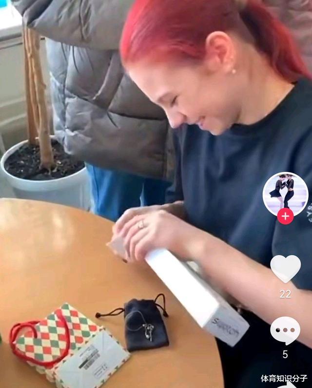 莎莎|又有人送礼了！特鲁索娃收到礼物心情大好，莎莎拆开盒子一脸惊喜