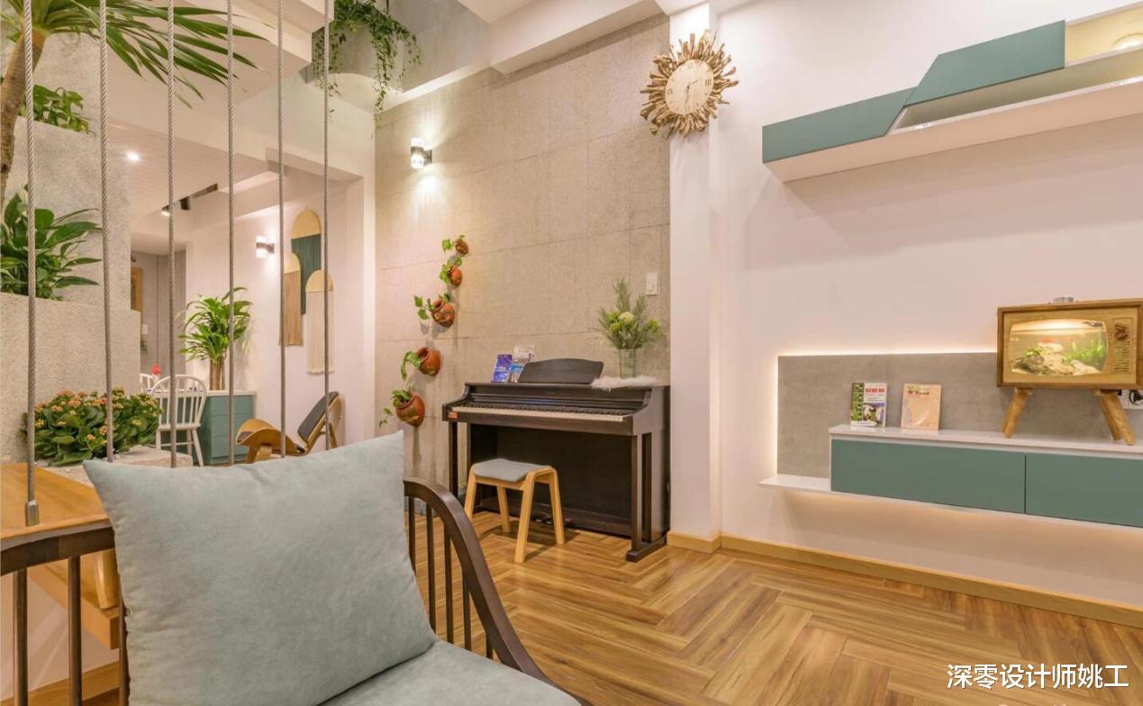 4层联排别墅局部有天井，借助大型灯具做错层，照顾到每层楼梯照明