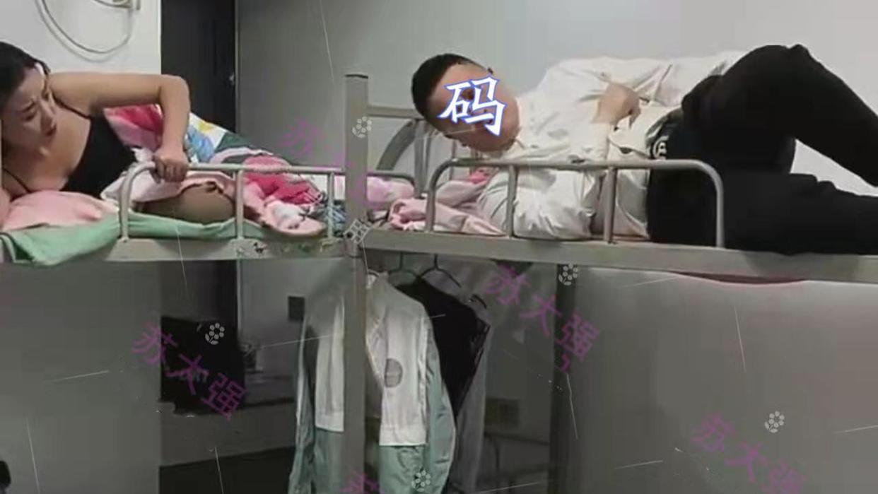 公司休息室男女混住“同居”，女同事拿被当帘