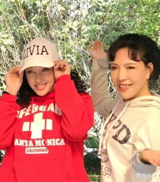 刘晓庆|小刘晓庆5岁的妹妹原来这么年轻！跟姐姐参加聚会，化浓妆抢风头