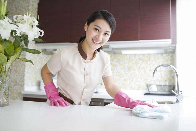 招聘|深圳女子招24个保姆，10人伺候洗澡，3个人叫她妈妈，月薪出1.3万