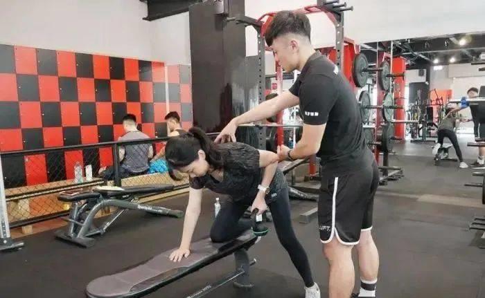52岁大妈和33岁小鲜肉闪婚8个月,大妈:年纪大了,照顾不动人了