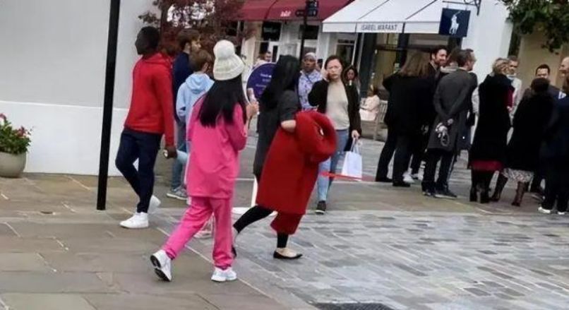 王诗龄|13岁王诗龄罕见晒自拍，与妈妈国外商场购物，一只手提包超七千元