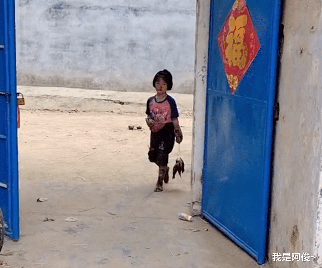 河南一女孩跟舅舅下塘摸鱼,老妈气得要揍她,网友:梦中的童年!