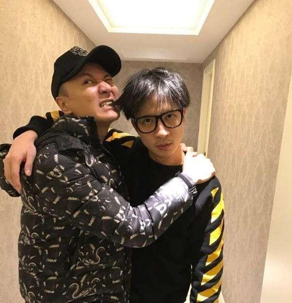 主持人|7位过气的主持有多卑微？蹭热度、接商演，有人还摆地摊卖猪肉