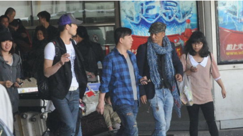 任达华|48岁黄渤到香港旅游！任达华亲自率众接机，兄弟情深太给面子了