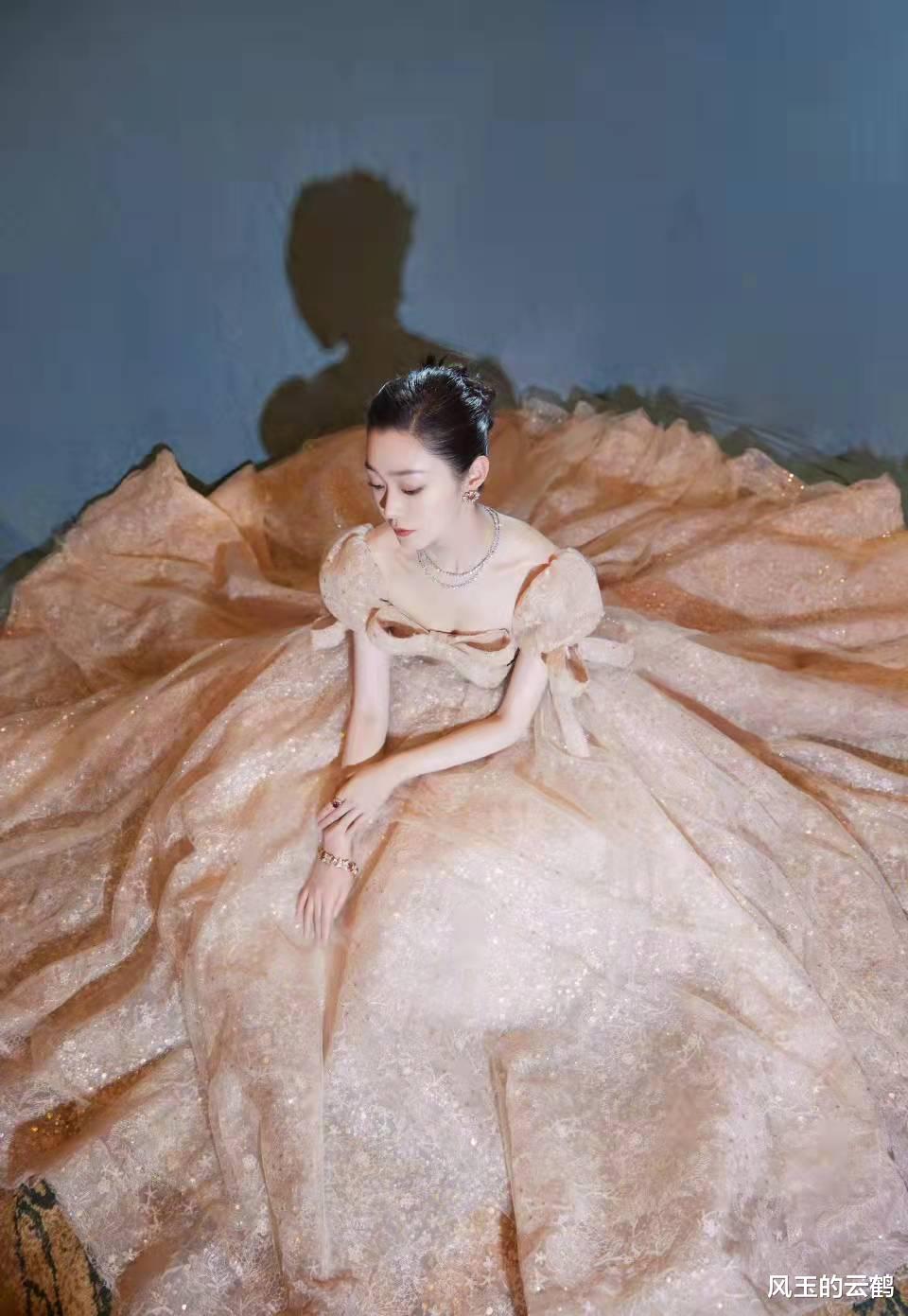 宋轶|宋轶一身公主裙出席活动，却因影子美上热搜，这就是在逃公主本人吧