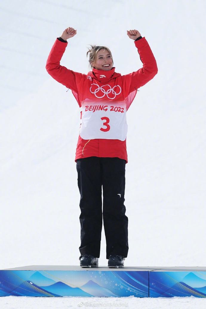 谷爱凌|谷爱凌回来了!隔离后现身北京与小朋友互动,状态超好表情迷人