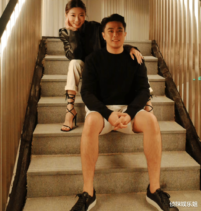 强尼·戴普|郑恺前女友挺孕肚游泳，穿宽松浴袍巧遮孕肚，妆容精致巴掌脸抢镜