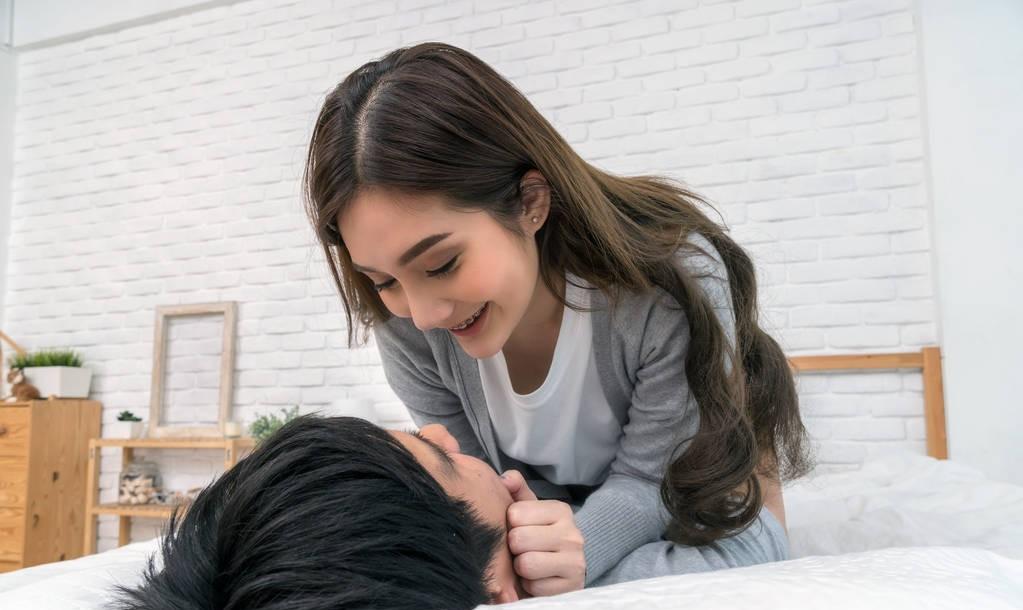男子出差,未婚妻将初恋带到婚房,男子归来在沙发下发现神秘字条