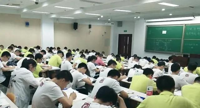 一位初中家长的呐喊：宁愿让孩子家里蹲，也不愿让孩子去念技校