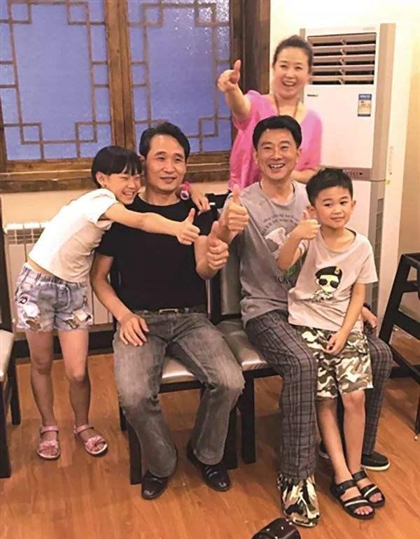 1987年,江苏小伙借给男孩1000元,25年后,对方拿出一千万回报他