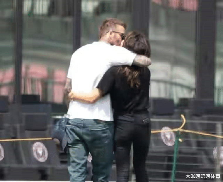 维多利亚·贝克汉姆|贝克汉姆一家豪艇度假！贝嫂穿比基尼大秀身材，X型腿暴露缺点