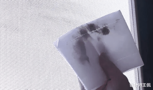 才知道,洗纱窗可以不用拆不用卸,喷一喷,灰尘自己往下掉