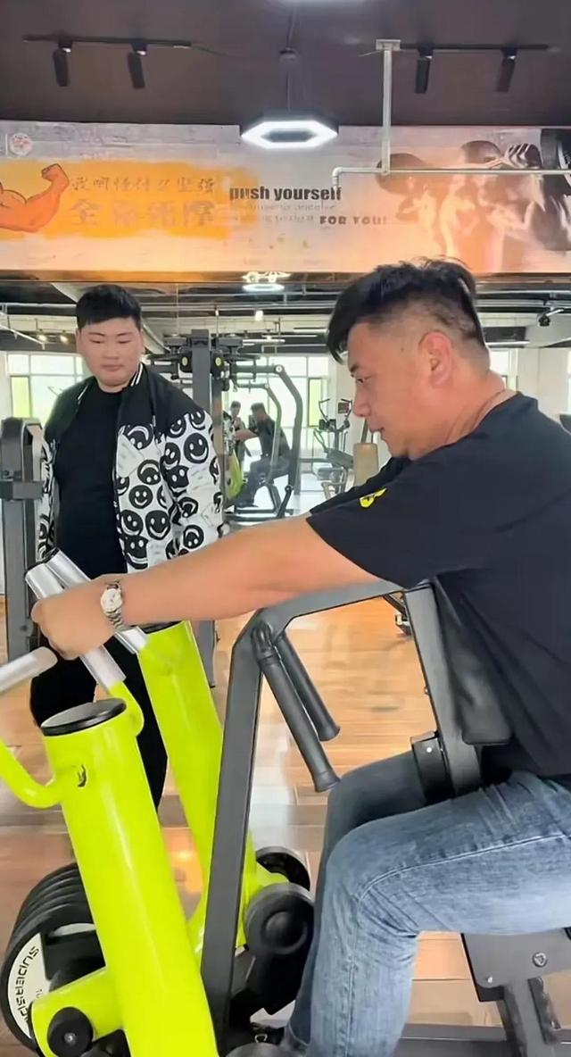 美甲 朱小伟考完驾照被爸爸安排去减肥，和妹妹一个训练营，妹妹瘦不少