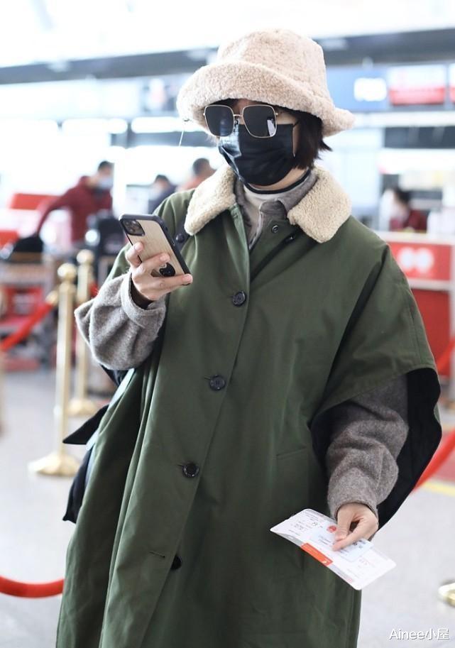 王珞丹|王珞丹穿“军大衣”出门，毛毛领看着挺有个性，配羊羔毛帽真别致