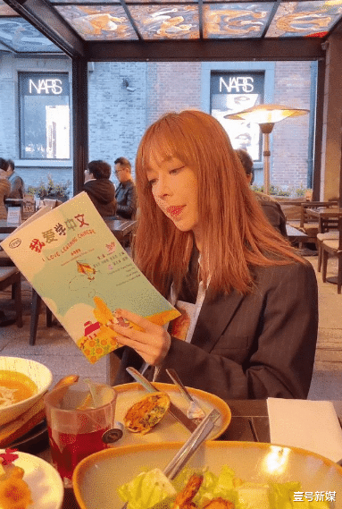 抖音|本是京城名媛，却靠戏精被网友熟知，真有钱是装不出来的？