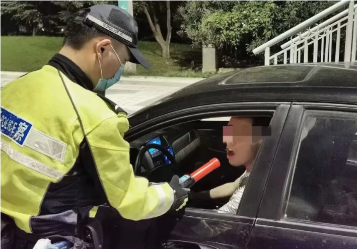 河北石家庄某地,交警在执行任务时发现,有一辆白色小轿车停在马路中央