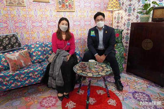 郭晶晶|郭晶晶撇下三娃，陪发福老公逛艺术馆，穿白裙十指紧扣结婚10年还腻歪