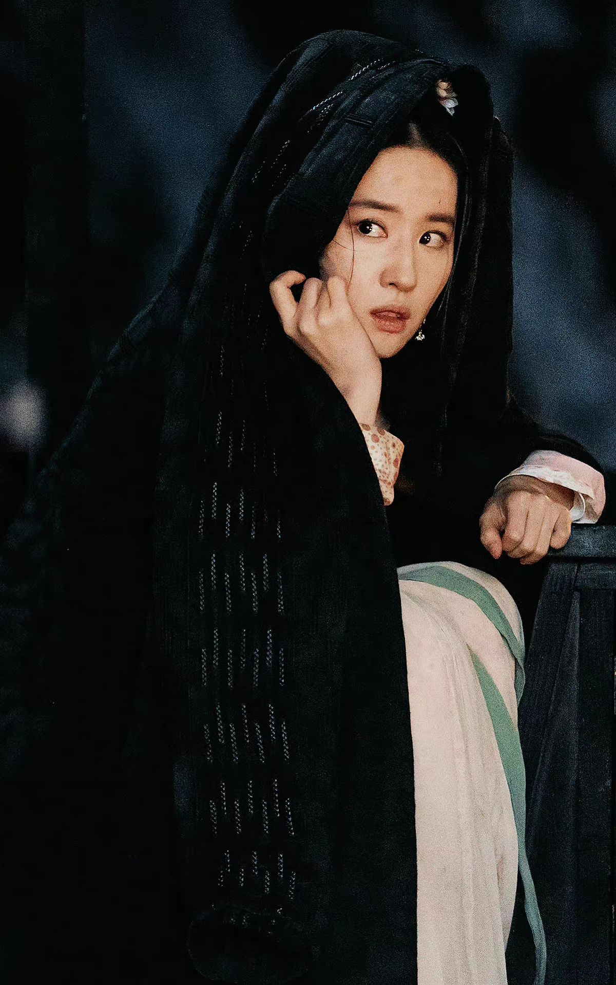 刘亦菲|神仙姐姐变成乡野村妇?刘亦菲披着麻袋都能美翻众人,不愧是天仙