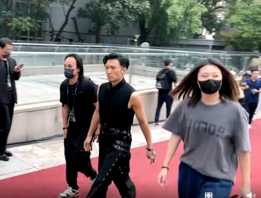 明星|明星走红毯排场真大，多名助理开道、搀扶，这是皇帝太后驾到？