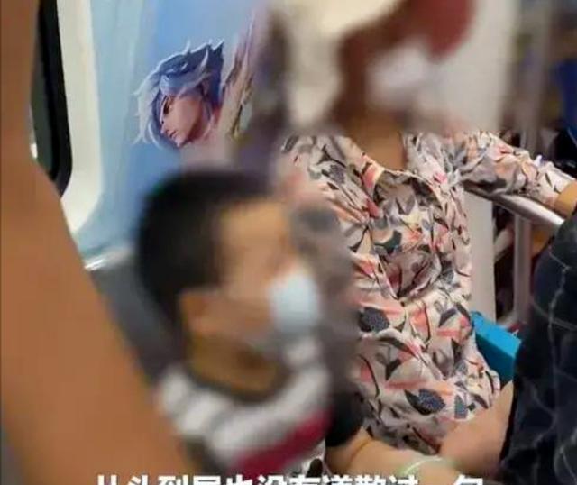 女子在地铁上疑被3岁娃抢座,坐大腿上还被摸胸,到底怎么回事?